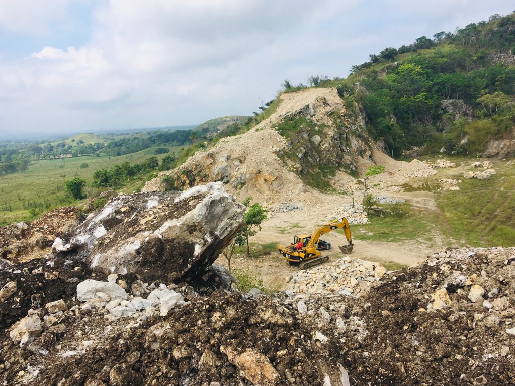 Equipo pesado en obra — Grupo Cuchosa